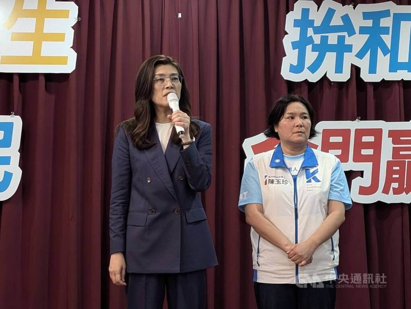 國民黨主席鄭麗文（左）23日前往參加國民黨金門縣黨部活動，致詞時表示，除希望今年選舉要大贏，後年更要贏回政權，希望在823戰役70週年時，是由國民黨的中華民國總統來到金門紀念823。右為國民黨金門縣長參選人陳玉珍。中央社記者吳玟嶸攝　115年8月23日