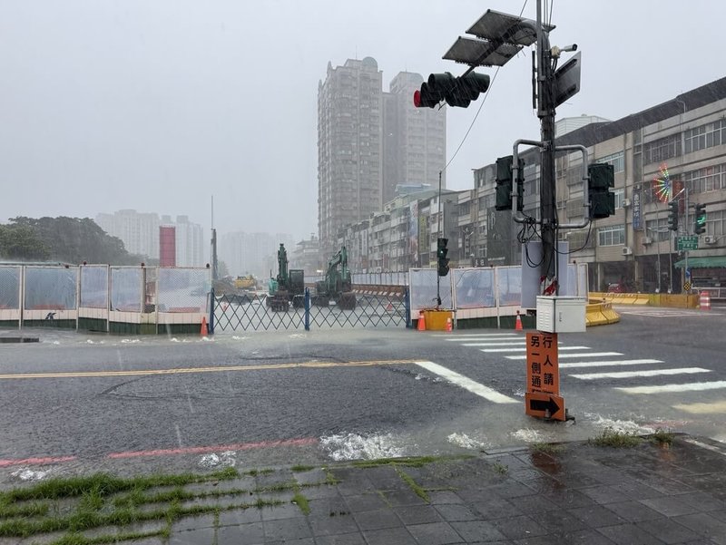 受西南風偏強及低壓帶影響，高雄23日豪雨不斷，多處道路及路口出現積淹水災情。（張博洋提供）中央社記者蔡孟妤傳真 115年8月23日