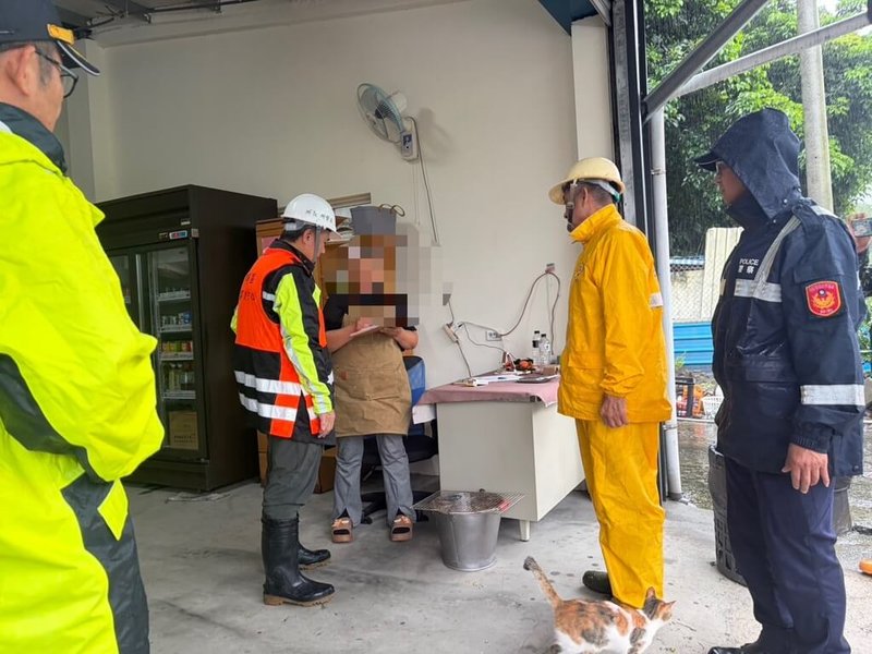 高雄市政府因應豪雨，災害應變中心自23日下午起由二級提升為一級開設；在六龜與茂林等山區共34條溪流發布土石流紅色警戒，市府一共撤離2203人。（高雄市民政局提供）中央社記者蔡孟妤傳真　115年8月23日