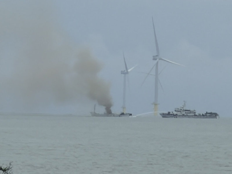 新竹外海23日發生漁船起火事故，4名船員跳海逃生，經海巡及附近船隻救援後均平安獲救。（新竹市消防局提供）中央社記者魯鋼駿傳真 115年8月23日
