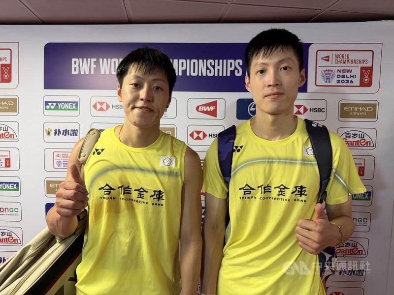台灣羽球選手李哲輝（左）、楊博軒（右）今天在世錦賽男雙止步4強，但仍能獲得銅牌，兩人坦承遭對手壓制，是未能持續晉級的主因。中央社記者李晉緯新德里攝115年8月22日