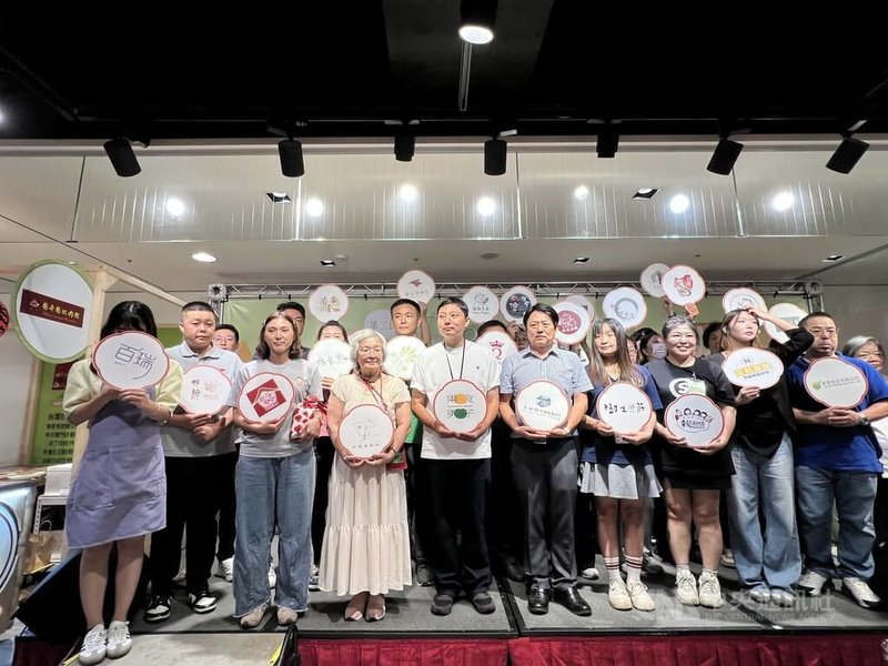 搶攻暑假最後一波消費商機，台中市百貨業者即日起至8月底結合地方特色品牌打造物產展，讓消費者在百貨場域感受台灣在地蘊味。中央社記者郝雪卿攝    115年8月23日