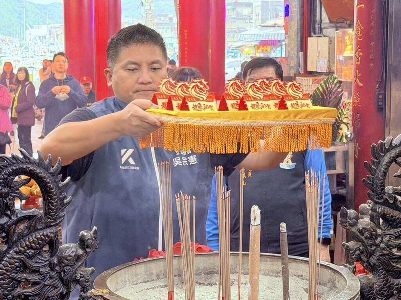 國民黨宜蘭縣長參選人吳宗憲(前)認為,宗教不分你我或政治派系,絕不能在香爐前高喊政治口號。在祈禱時,只求宜蘭風調雨順;至於選舉結果,交由最後的民意。(吳宗憲競選辦公室提供)中央社記者沈如峰傳真 115年8月23日