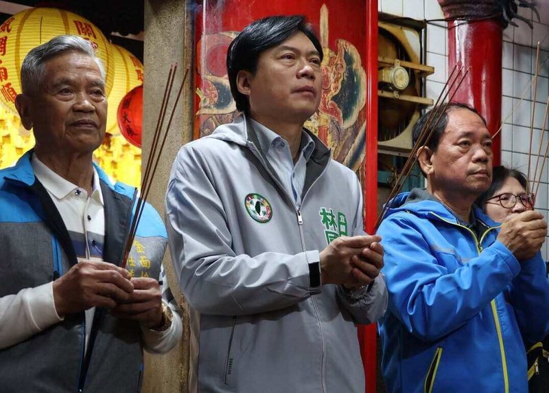 民進黨宜蘭縣長參選人林國漳(前中)自從投入選舉後,經常走訪各種宮廟,爭取不同族群的選民認同。(林國漳競選辦公室提供)中央社記者沈如峰傳真 115年8月23日