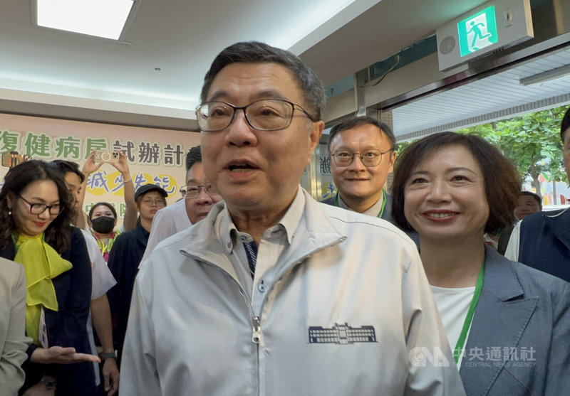 對於總統賴清德提及希望將立法院及行政院遷到台中，行政院長卓榮泰（前）23日表示，總統的講話是一個回應對話的過程，但只要是符合均衡台灣的提議，政府都會非常重視。中央社記者郝雪卿攝　115年8月23日
