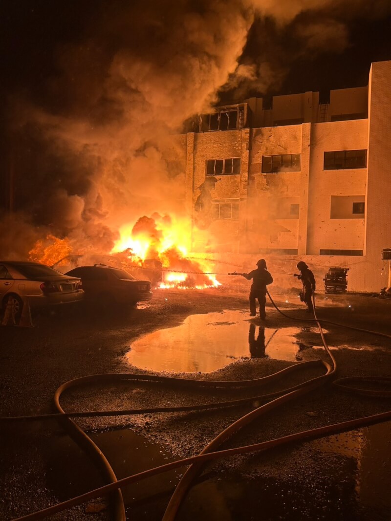 台南市安南區海佃路住宅區空地廢棄物22日凌晨起火爆炸。（台南市消防局提供）中央社記者張榮祥台南傳真　115年8月22日