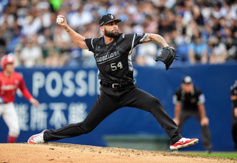中華職棒富邦悍將隊新洋投悍里歐（A.J. Candelario）（前）23日初登板，面對味全龍隊先發6局，被敲5支安打失1分，另有6次三振、4次四壞保送，終場無關勝敗。（富邦悍將隊提供）中央社記者蘇志畬傳真　115年8月23日