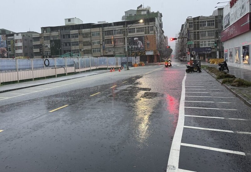 受西南風偏強及低壓帶影響，高雄23日持續降下豪雨，多個行政區道路出現積淹水。（張博洋提供）中央社記者蔡孟妤傳真 115年8月23日