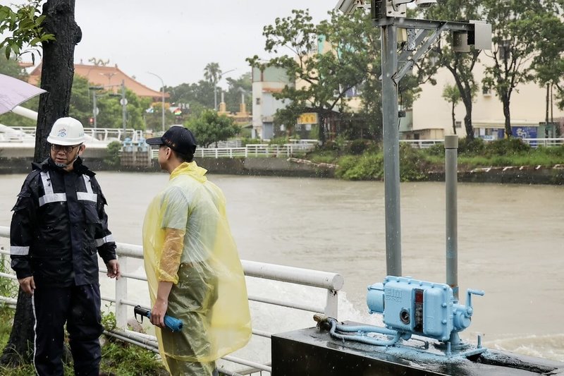 高雄豪雨不斷，民進黨高雄市長參選人賴瑞隆（左）23日一早到各地視察水情。（賴瑞隆辦公室提供）中央社記者蔡孟妤傳真 115年8月23日