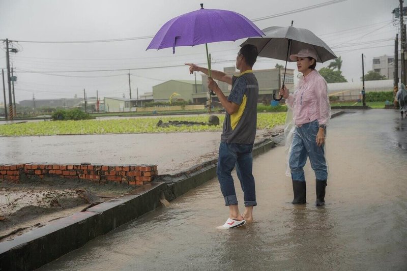 高雄持續降下豪雨，國民黨高雄市長參選人柯志恩（右）23日上午到各地視察水情。（柯志恩辦公室提供）中央社記者蔡孟妤傳真 115年8月23日