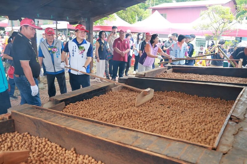 南投縣中寮鄉公所23日在龍眼林休閒農業區舉辦龍眼文化季開幕起灶典禮，現場還有農產展售、舞台表演、龍眼乾免費品嚐等，推廣中寮龍眼知名度。（南投縣政府提供）中央社記者蕭博陽南投縣傳真　　115年8月23日