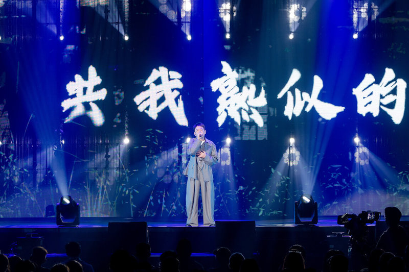 「角頭」IP將電影宇宙延伸創作為演唱會，22日晚間在高雄流行音樂中心海音館登場，藝人王識賢（圖）現場演唱「勝者為王」、「一片天」等招牌歌曲。（曼尼娛樂提供）中央社記者王心妤傳真　115年8月23日
