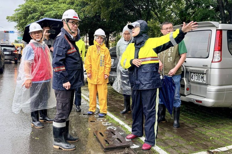 連日受西南風及低壓帶影響，高雄地區23日仍是豪雨不斷，高雄市長陳其邁（前左）前往岡山、梓官、永安及茄萣等區視察防汛設施。（高雄市政府提供）中央社記者蔡孟妤傳真　115年8月23日