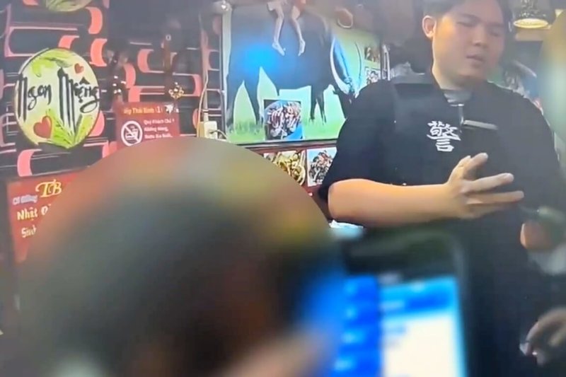 桃園市警局桃園分局大樹派出所員警22日晚間6時58分許，在桃園區延平路一處移工餐廳執行臨檢，查驗越南籍阮男身分時，發現居留證照片與本人容貌明顯不符，經警政系統查證確認阮男已被通報失聯，員警依法將阮男帶回派出所查證身分，過程中阮男突然推擠員警並企圖逃逸，最終遭員警逮捕。（桃園市警局桃園分局提供）中央社記者吳睿騏桃園傳真　115年8月23日