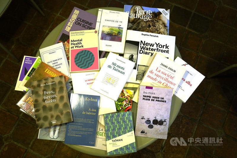 台灣人在巴黎經營的書店兼咖啡茶館「（氵島）語」有許多作家、記者、雜誌編輯等人士到訪，其中一些在店內留下自己的作品。中央社記者曾依璇巴黎攝　115年8月23日