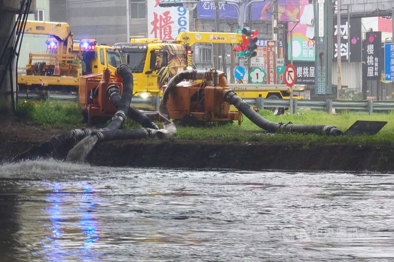 台南部分地區23日清晨出現積淹水狀況，市府在國道1號仁德交流道附近以抽水機加強排水。中央社記者楊思瑞攝 115年8月23日
