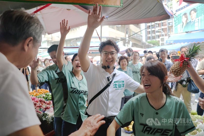 民進黨台北市長參選人沈伯洋（中）23日在黨籍市議員提名人陪同下，前往台北市濱江市場拜票，向攤商及採買民眾揮手致意。中央社記者王飛華攝　115年8月23日