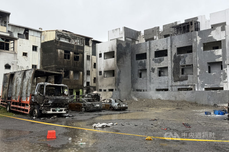 台南市安南區發生廢棄物火災爆炸事故，波及周邊多處住戶，市府計畫委託律師公會進行集體訴訟代位求償。中央社記者楊思瑞攝 115年8月23日