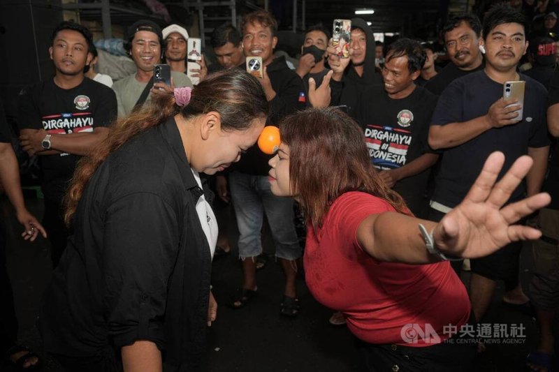 在屏東東港工作的印尼漁工每年都會舉行印尼獨立紀念日慶祝活動，23日眾人齊聚歡慶印尼獨立81週年，不僅漁工熱烈參與，鄰近移工與新住民也前來感受節慶氣氛。中央社記者黃郁菁攝　115年8月23日