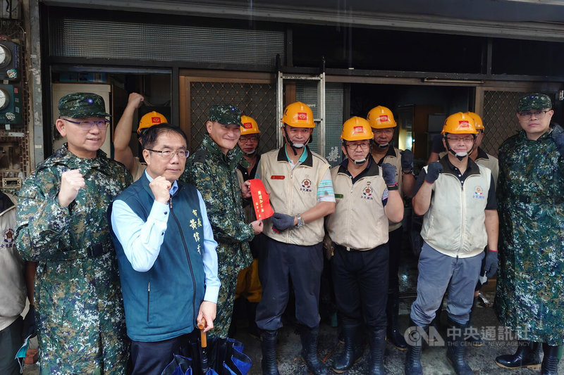 台南市長黃偉哲（前左2）與陸軍第八軍團指揮官劉暐欣（前左3）23日前往安南區爆炸案災區，慰勞協助清理善後國軍人員。中央社記者楊思瑞攝　115年8月23日