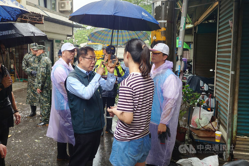 台南市安南區發生空地廢棄物燃燒爆炸事故，造成周邊多戶民宅受損。台南市長黃偉哲（前左）23日前往關心善後進度，也向受災戶說明市府做法。中央社記者楊思瑞攝　115年8月23日