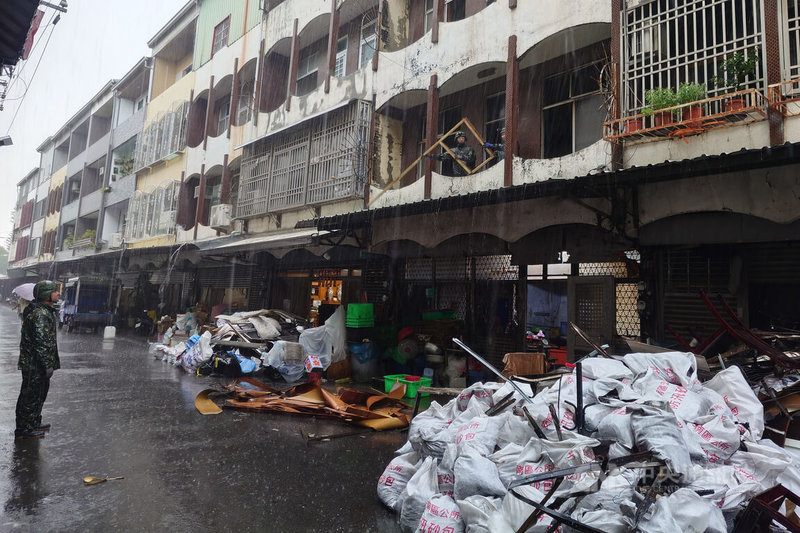 台南市安南區發生空地廢棄物燃燒爆炸事故，造成周邊多戶民宅受損，市府協調國軍人力支援加速清理善後，23日持續雨中作業。中央社記者楊思瑞攝　115年8月23日