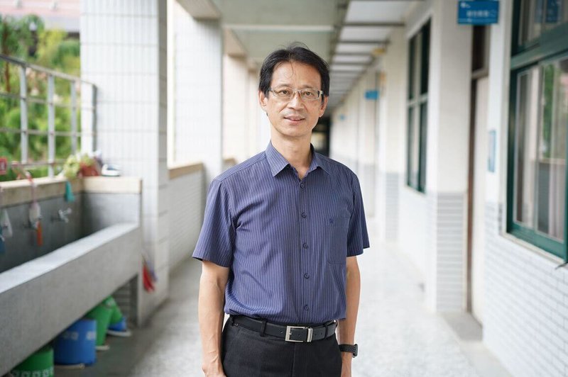 新竹縣竹北市十興國小校長徐發斌（圖）投入教育40年，推動閱讀、科技及客語教育有成，在校內推動「大帶小」陪伴機制等，榮獲115年師鐸獎肯定。（新竹縣政府提供）中央社記者魯鋼駿傳真　115年8月23日