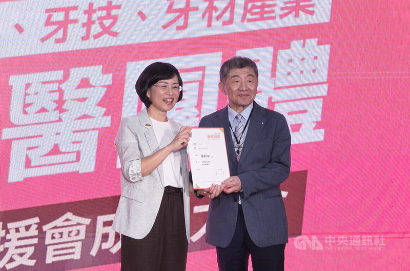 民進黨新北市長參選人蘇巧慧（左）23日宣布成立「牙醫團體後援會」，並由牙醫師出身的行政院政務委員陳時中（右）擔任顧問團團長。中央社記者王鴻國攝　115年8月23日
