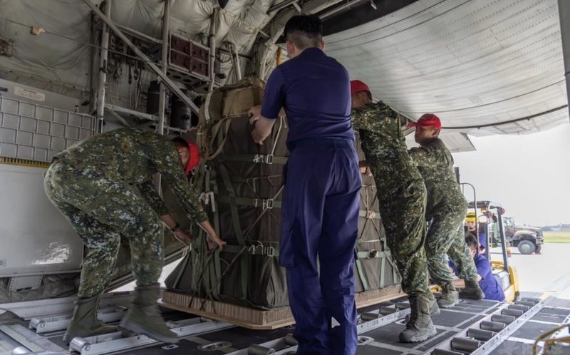 國軍執行物資空投演練，陸軍空降訓練中心空投連負責先期完成物資配重、A-22空投包綑紮等作業檢整，結合空軍C-130運輸機實施空勘、物資空投等課目。（軍聞社提供）中央社記者游凱翔傳真　115年8月23日