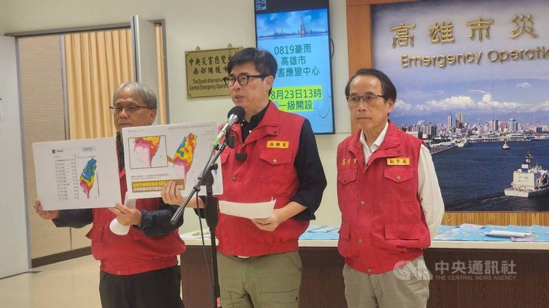 受西南風及低壓帶影響，高雄近日豪大雨不斷。高雄市長陳其邁（中）23日提醒，近4天累積雨量恐達950毫米，23日晚間到24日中午的12小時預估降水量也將逾250毫米，籲市民非必要勿出門。中央社記者洪學廣攝　115年8月23日