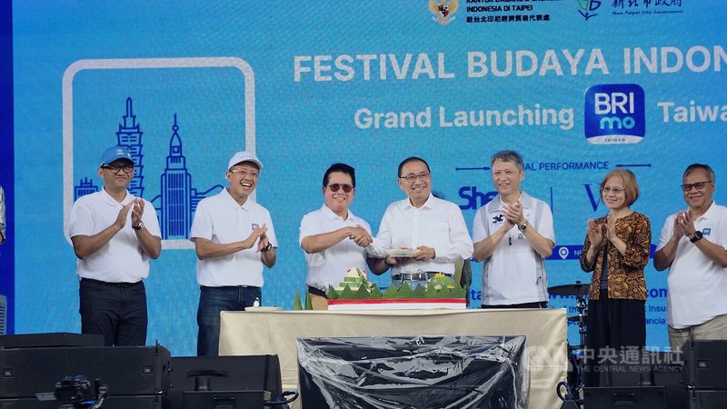 新北市勞工局23日攜手駐台北印尼經濟貿易代表處，在新北市民廣場舉辦「2026印尼移工文化嘉年華」活動，新北市長侯友宜（右4）也到場共襄盛舉。中央社記者王鴻國攝　115年8月23日