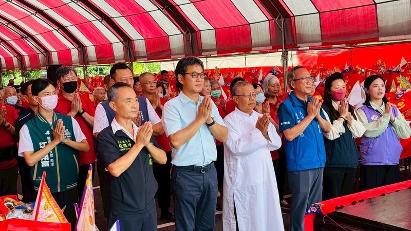農曆7月中元祭各地科儀陸續登場，民進黨雲林縣長參選人劉建國（前左2）說，只要心存敬意、遵守廟方安排，不影響儀式進行，其實就沒什麼禁忌。（劉建國提供）中央社記者姜宜菁傳真　115年8月23日