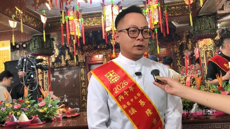 民進黨基隆市長參選人童子瑋(圖前)參加13日基隆老大公廟「開龕門」儀式。中央社記者王朝鈺攝 115年8月23日