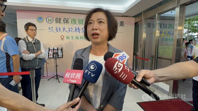 總統賴清德22日提及行政院及立法院遷台中議題，民進黨台中市長參選人何欣純（前中）23日受訪時表達支持；但也知道須更多社會共識，認為是可讓全民討論的議題。中央社記者郝雪卿攝　115年8月23日