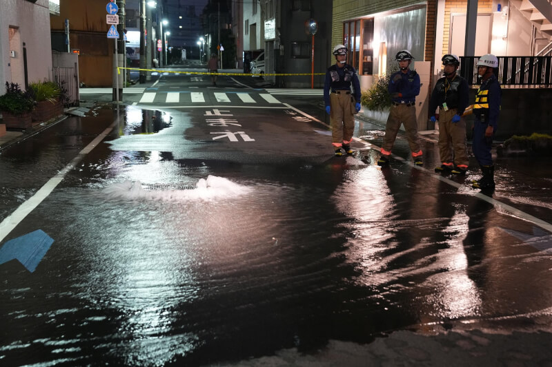 日本東部23日清晨發生初估規模5.9地震，東京江東區一條地下自來水管破裂。（共同社）