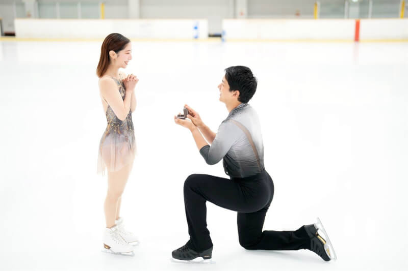 日本花式滑冰選手木原龍一（右）跪在冰上向搭檔三浦璃來（左）求婚。（圖取自x.com/ryuichi_kihara）