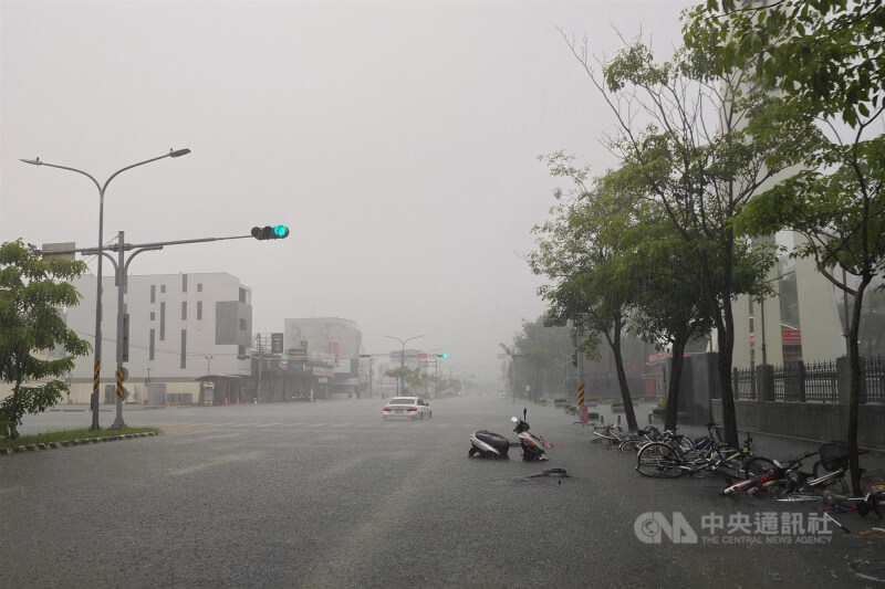 台南市永康區崑大路、大灣路一帶23日上午雨後出現積淹水,有車輛疑似來誤入積水路段故障。中央社記者楊思瑞攝 115年8月23日