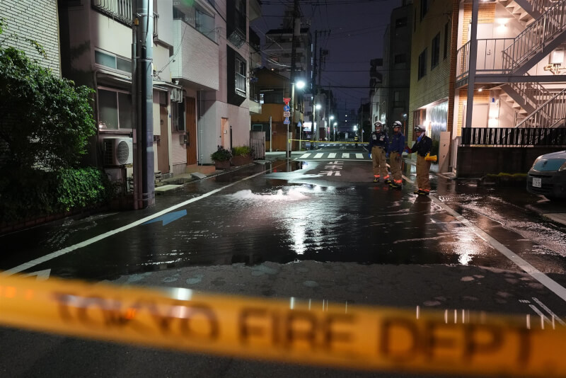 日本關東23日清晨發生規模5.9地震，造成至少37人受傷。圖為東京江東區的地下自來水管破裂，造成路面積水。（共同社）
