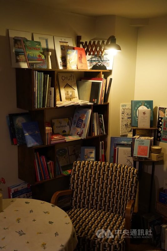 台灣人在巴黎經營的書店兼咖啡茶館「（氵島）語」自成一方天地，好似鬧區裡一座小島。中央社記者曾依璇巴黎攝　115年8月23日