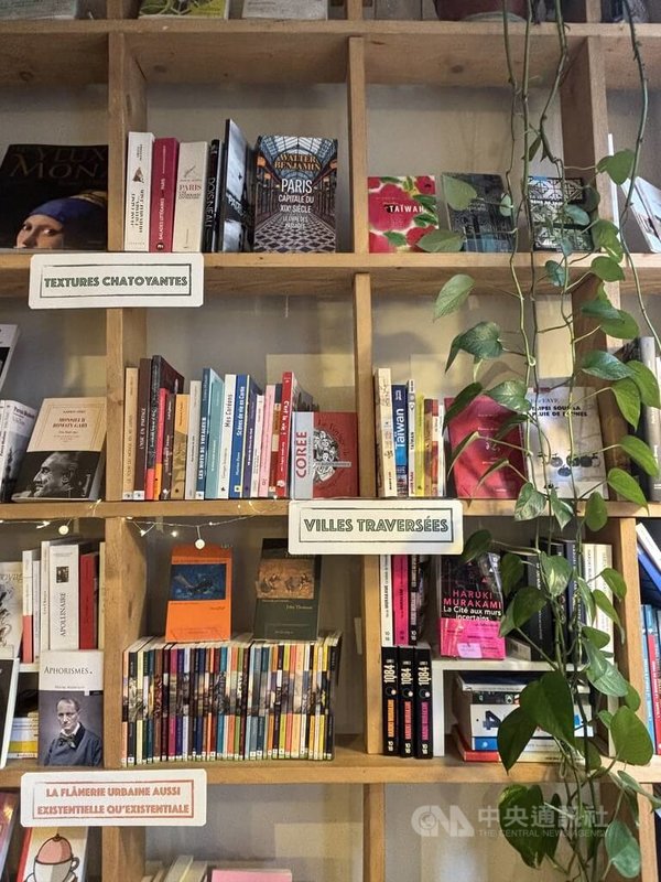 台灣人在巴黎經營的書店兼咖啡茶館「（氵島）語」店內，最搶眼的是一整面牆的書架，以關鍵字分類，貼著各種標籤，宛如迷你主題書展。中央社記者曾依璇巴黎攝　115年8月23日