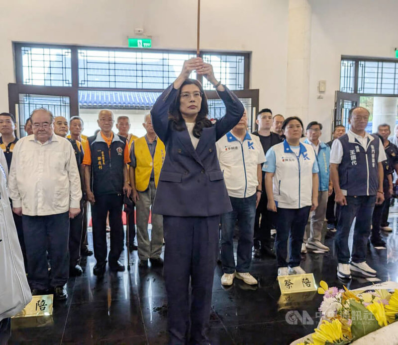 適逢823戰役68週年，國民黨主席鄭麗文（前）23日前往金門太武山忠烈殿，向殉國將士們上香致意。中央社記者吳玟嶸攝　115年8月23日