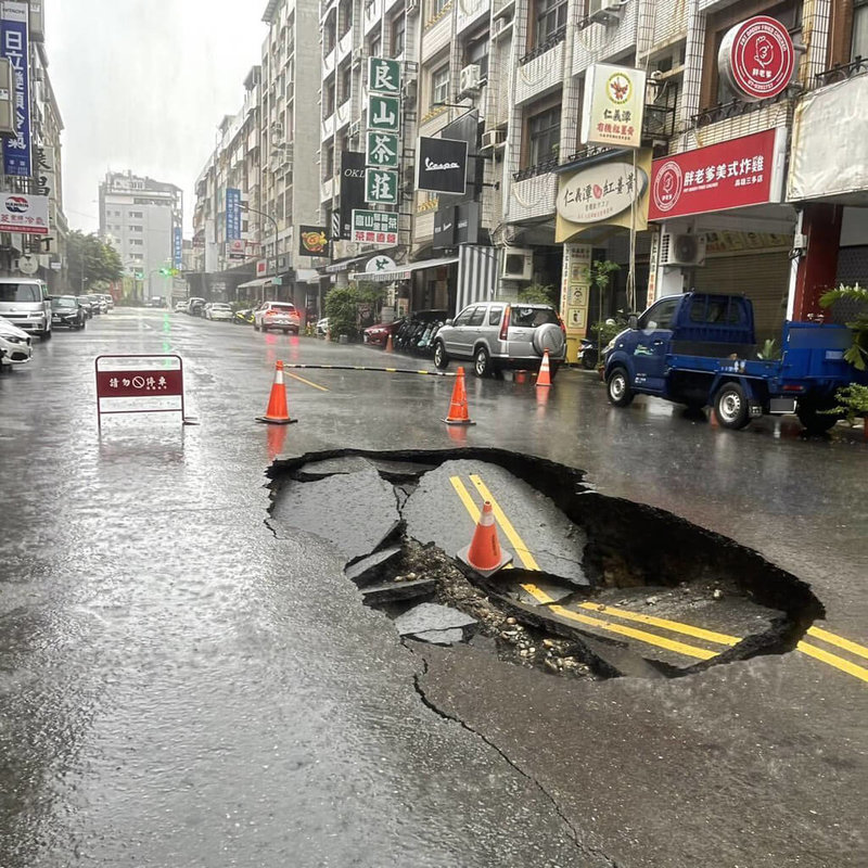 高雄連日豪雨不斷，前鎮區廣西路出現一處道路坑洞，警方於現場擺放交通錐，提醒用路人注意。（高雄市水利局提供）中央社記者蔡孟妤傳真　115年8月24日
