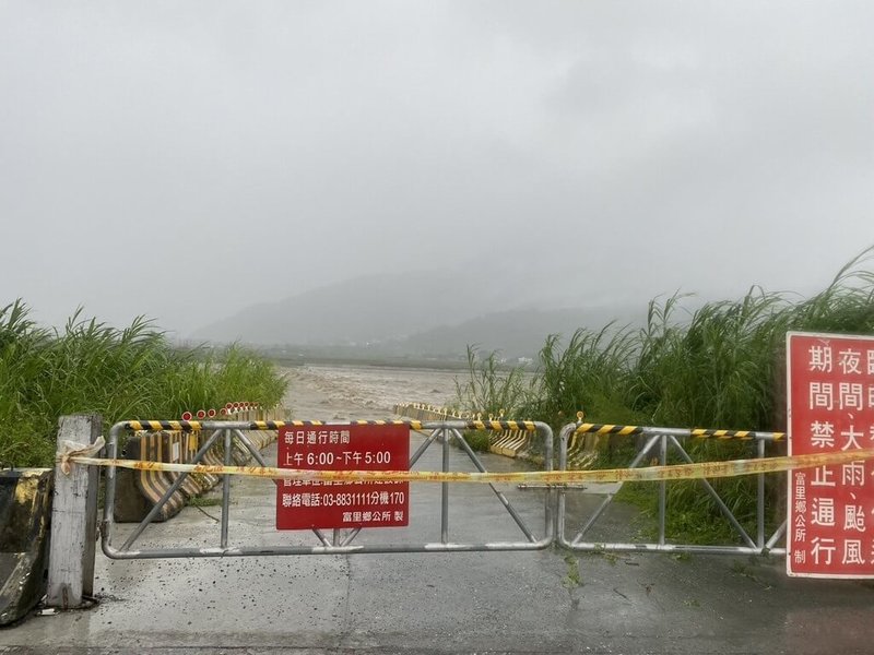 花蓮縣政府24日清晨發布豪雨警戒，因秀姑巒溪水位上漲，崙天便道及明里便道上午6時30分起封閉；視風雨及道路安全狀況評估後再行開放。（富里鄉公所提供）中央社記者李先鳳傳真　115年8月24日