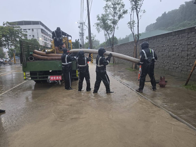 南部地區24日持續豪雨，第四作戰區派遣1072名兵力待命救災。圖為官兵協助清淤、抽水。（第四作戰區提供）中央社記者游凱翔傳真　115年8月24日