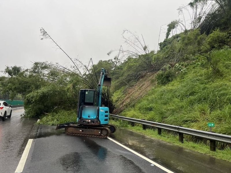 受豪雨影響，國道10號東向20.9公里燕巢段24日上午因邊坡土石及路樹滑落，暫無法通行。（警方提供）中央社記者蔡孟妤傳真　115年8月24日