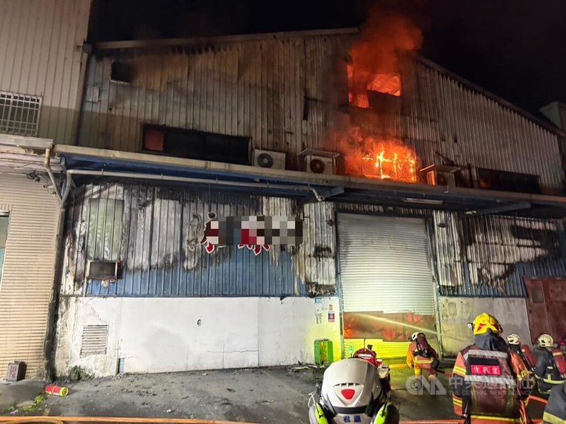 新北市新莊區新樹路23日深夜11時許發生工廠火警，警消獲報全力搶救。（翻攝照片）中央社記者王鴻國傳真　115年8月24日