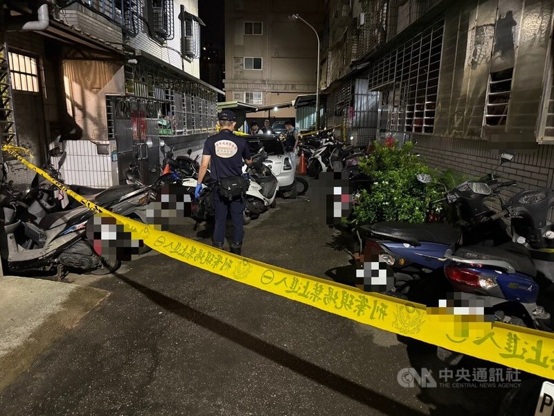 新北市警方24日凌晨執行巡邏及取締毒駕勤務時，在新莊區雙鳳路發現一輛自小客車駕駛行跡可疑，男子一路開進死巷後擬倒車衝撞員警脫困，員警情急開槍朝車門及輪胎方向擊發6槍，才迫使車輛停止，車上駕駛及1名女性乘客受傷送醫。（翻攝照片）中央社記者王鴻國傳真　115年8月24日