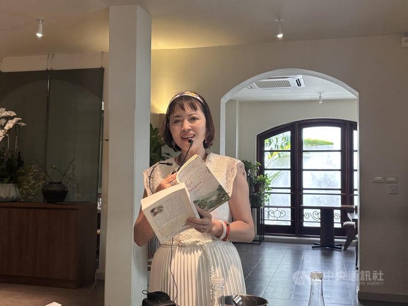 18日台越合作詩集「春風如詩輕拂母親的房間」發表會上，雙方輪流讀詩。圖為越南作家協會兒童文學委員會副主席寶玉讀詩。也有越南詩人歌唱以陳登科詩作譜寫的兒歌，引起全體越南人大合唱。中央社記者曾婷瑄河內攝　115年8月24日