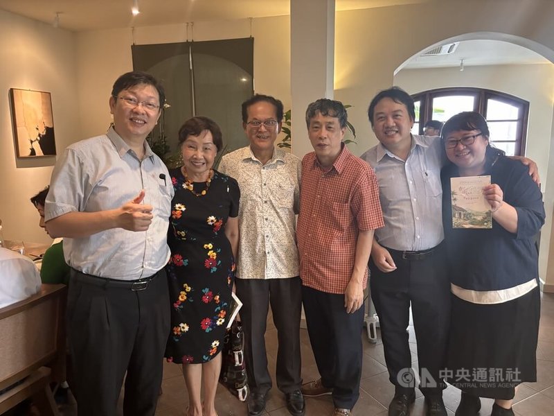 成功大學越南研究中心主任蔣為文（左1）、越南知名詩人詩人潘氏清嫺（左2）、越南作家協會副會長阮平方（右3），以及詩集譯者呂越雄（右2）、陳理揚（右1）在18日的發表會上合影。中央社記者曾婷瑄河內攝　115年8月24日
