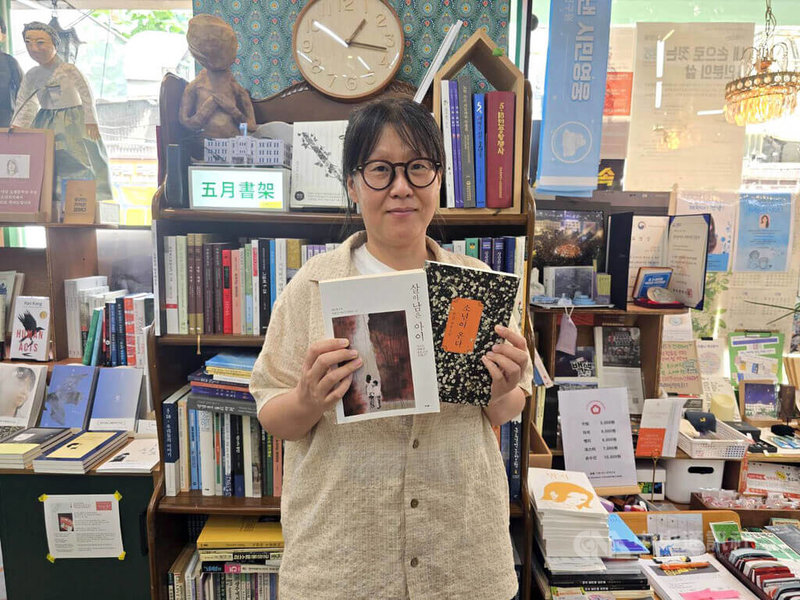 光州雙年展擅改台灣館名稱事件，光州獨立書店「少年的書」多次聲援台灣，老闆林仁子（圖）24日接受中央社訪問時表示，身為市民、藝術家絕對不能只是觀望，而是要明確發聲「這是錯誤的」。中央社記者楊啟芳光州攝　115年8月24日